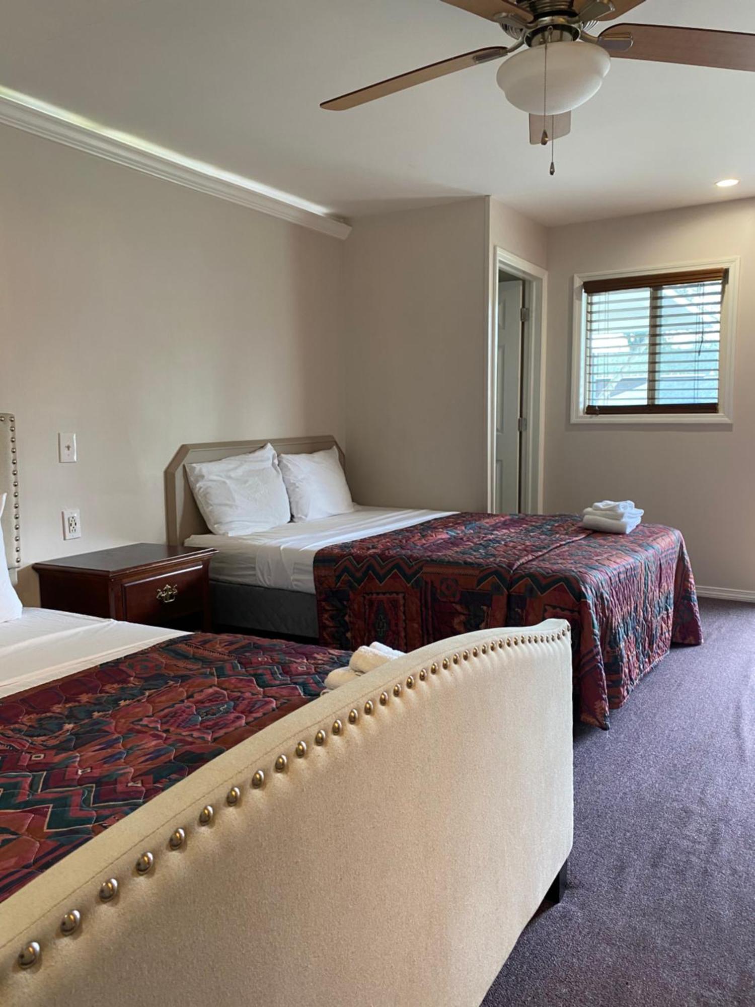 Barberry Court Motel &Cabins Lake George Room photo