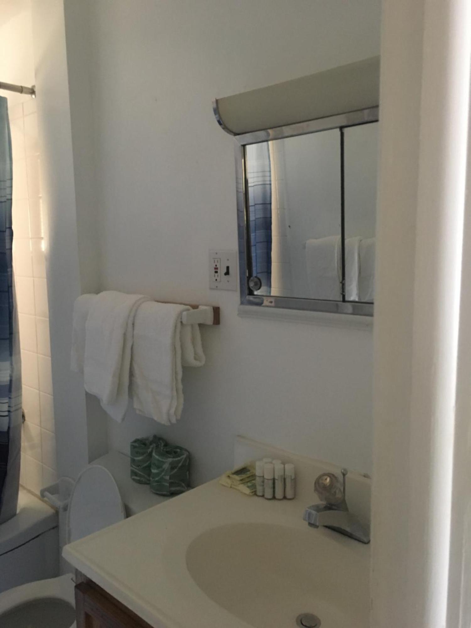 Barberry Court Motel &Cabins Lake George Room photo